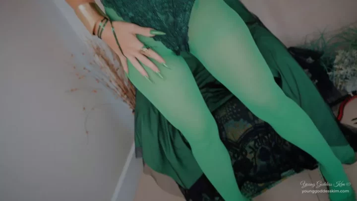 Young Goddess Kim – Prey To Poisons Feet