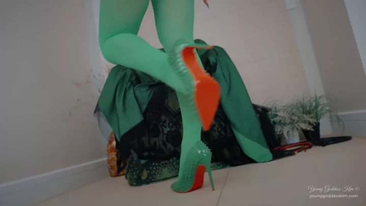 Screenshot 2 from Young Goddess Kim – Prey To Poisons Feet