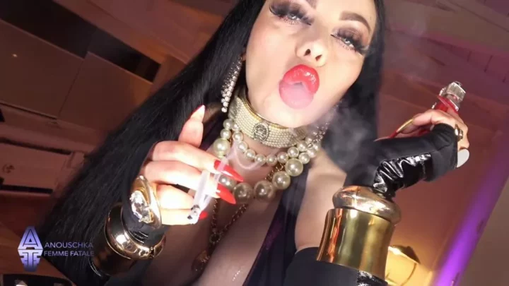 Screenshot 2 from Anouschka Femme Fatale – Smoke And Lipstick Fetish