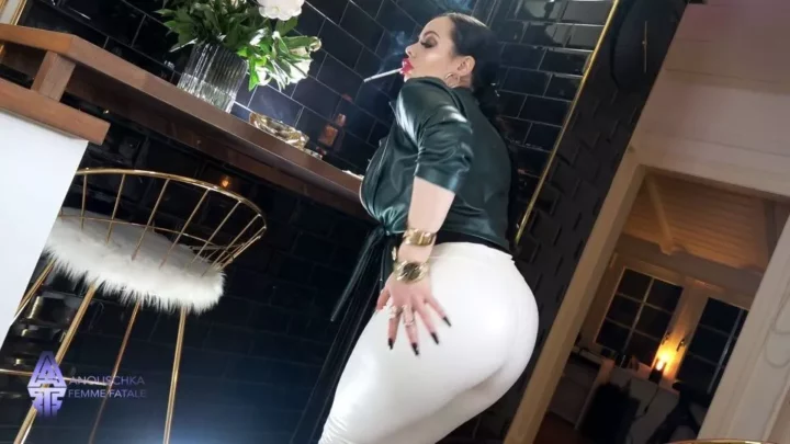 Screenshot 2 from Anouschka Femme Fatale – Smoking Hot Camel Toe