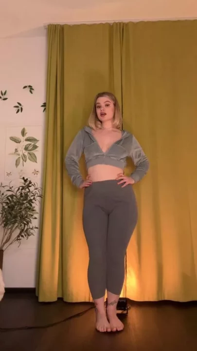 Screenshot 2 from Bigass Jane – Gray Leggings Tease