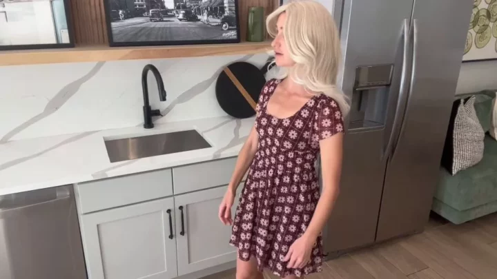 Fetishmistress – Fembot Welcomes You Home Malfunctions While Making Dinner