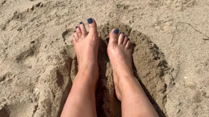 Screenshot 1 from Mistressmolly77 – Mistress Mollys Sandy Foot Worship At The Beach