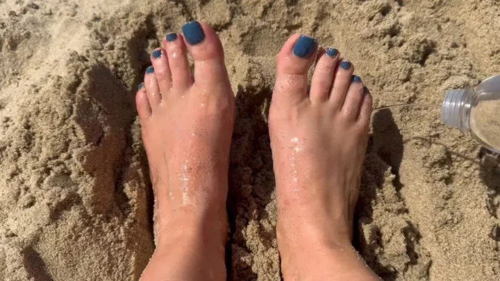 Screenshot 2 from Mistressmolly77 – Mistress Mollys Sandy Foot Worship At The Beach