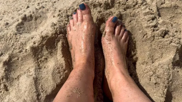 Screenshot 4 from Mistressmolly77 – Mistress Mollys Sandy Foot Worship At The Beach