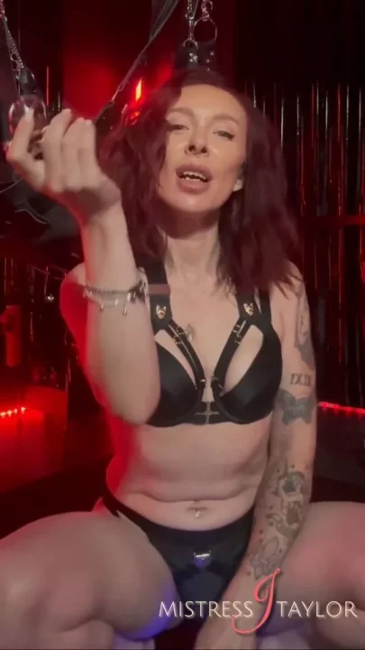 Screenshot 2 from Miss Julia Taylor – Lets Lock You Away